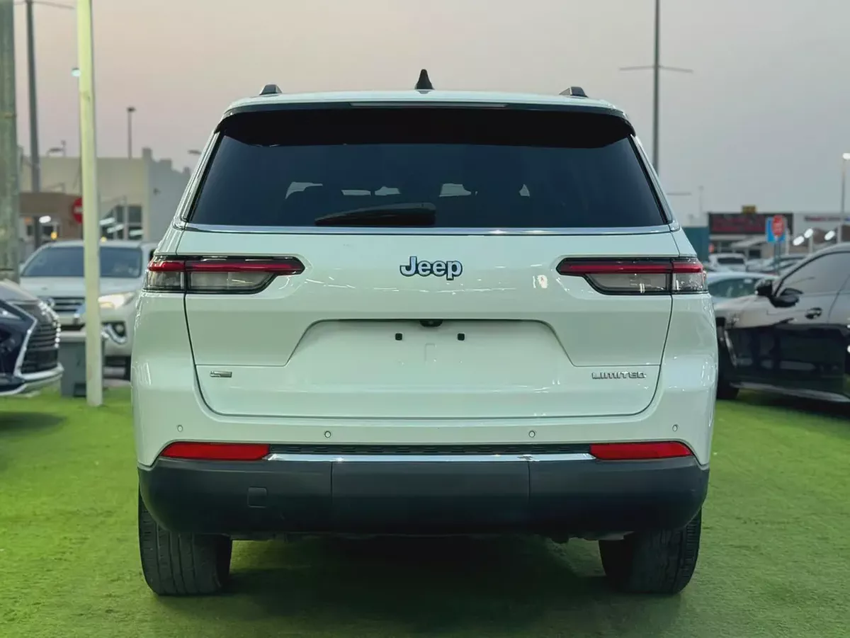 Stunning Jeep Cherokee Limited 2022 | American Specs | Low Mileage-3-3