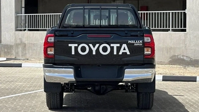 Toyota Hilux Hilux full option  petrol 2.7L  V4  black colour-4