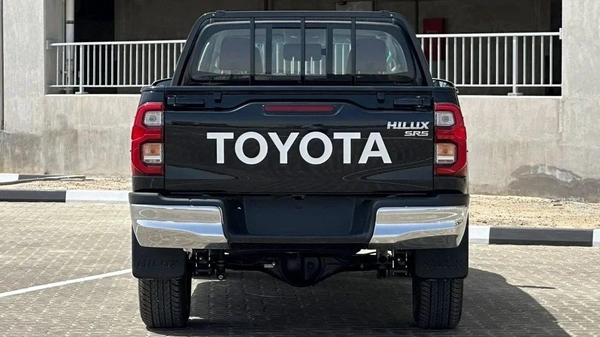 Toyota Hilux Hilux full option  petrol 2.7L  V4  black colour