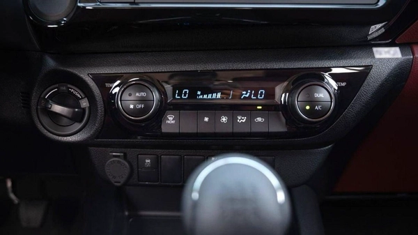 Toyota Hilux TOYOTA HILUX 2.7L petrol manual 2023