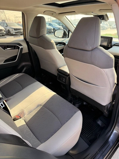 Toyota RAV4 XLE Full Option 2022 with sunroof, push start-11
