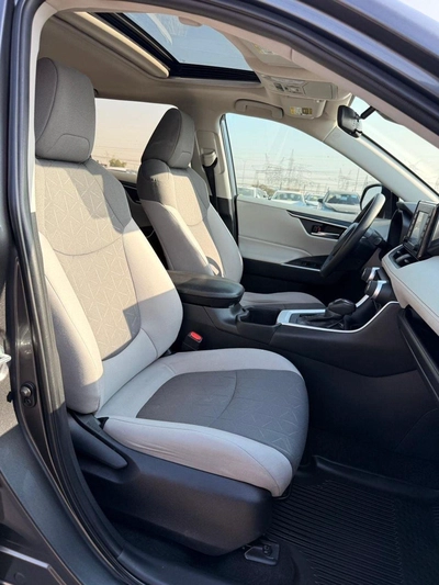 Toyota RAV4 XLE Full Option 2022 with sunroof, push start-14