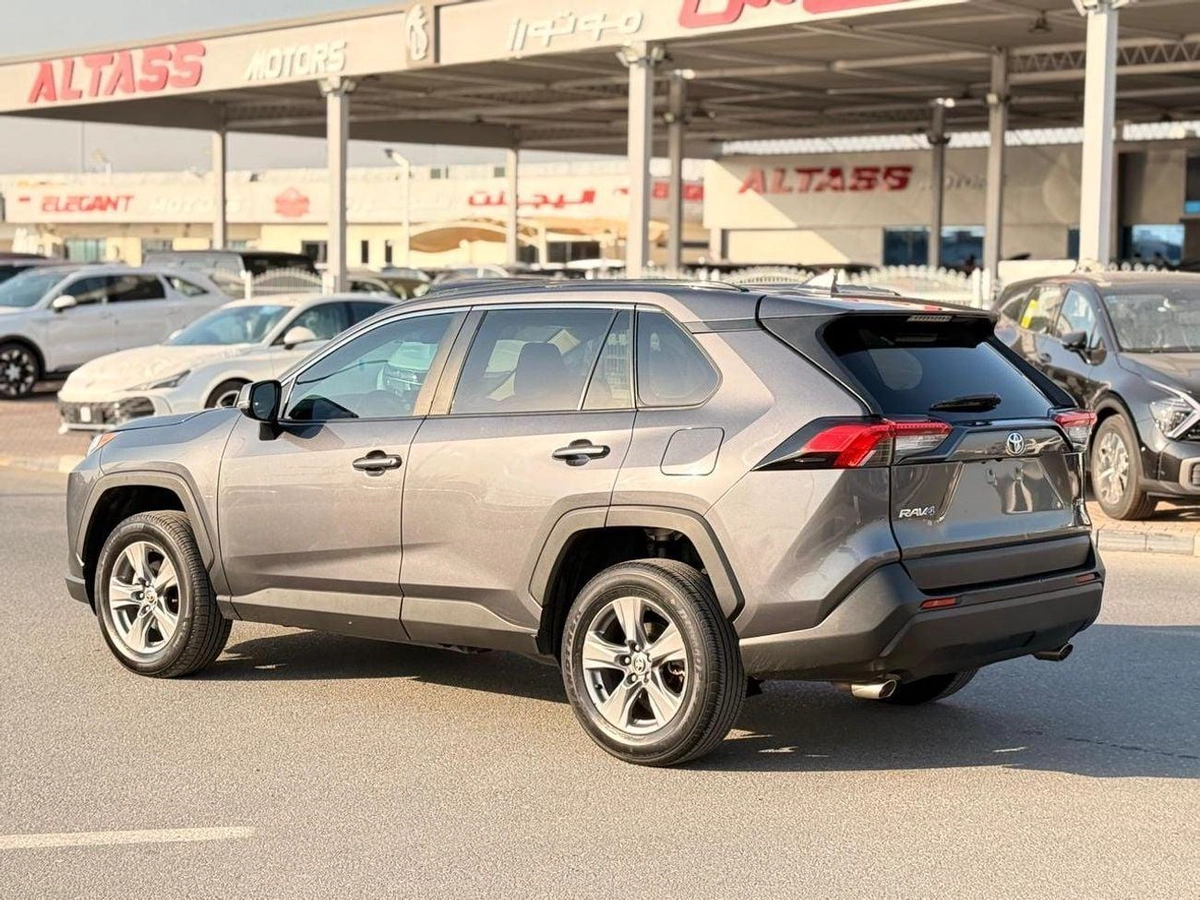 Toyota RAV4 XLE Full Option 2022 with sunroof, push start-12-0