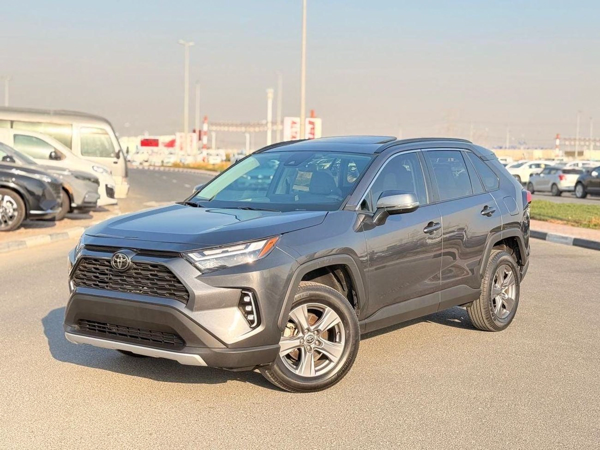 Toyota RAV4 XLE Full Option 2022 with sunroof, push start-13-0