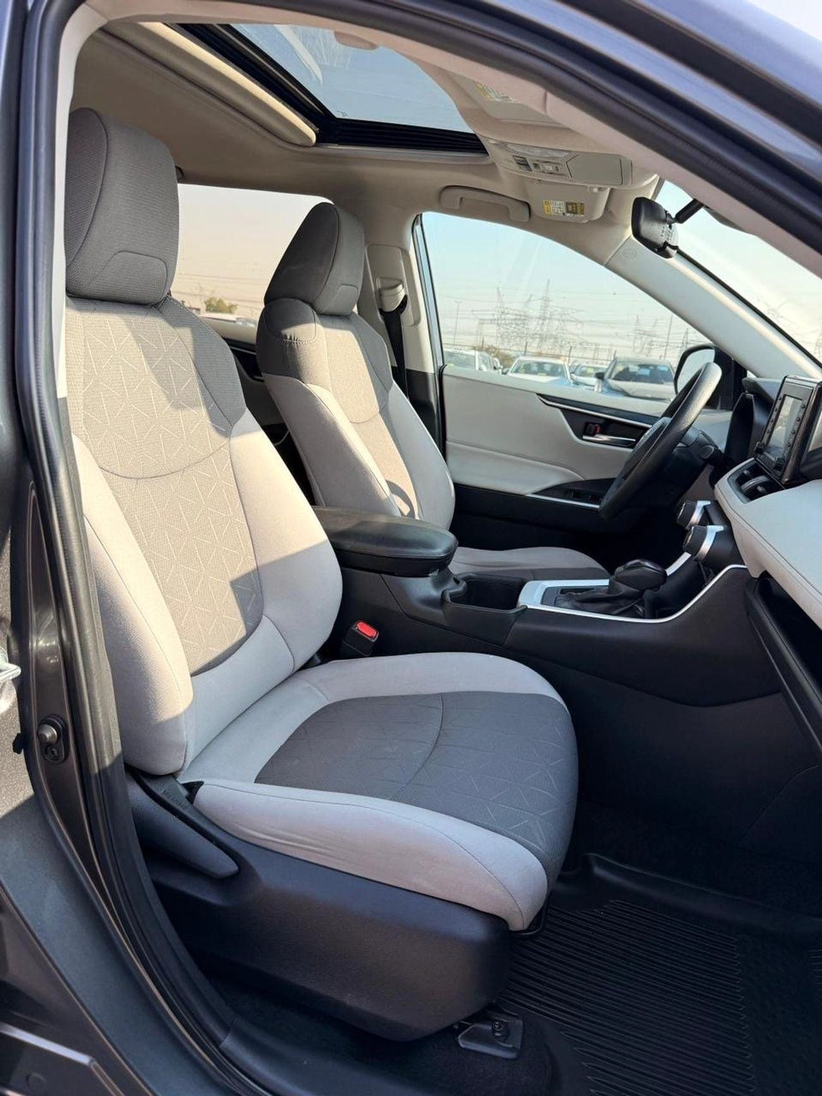 Toyota RAV4 XLE Full Option 2022 with sunroof, push start-14-0