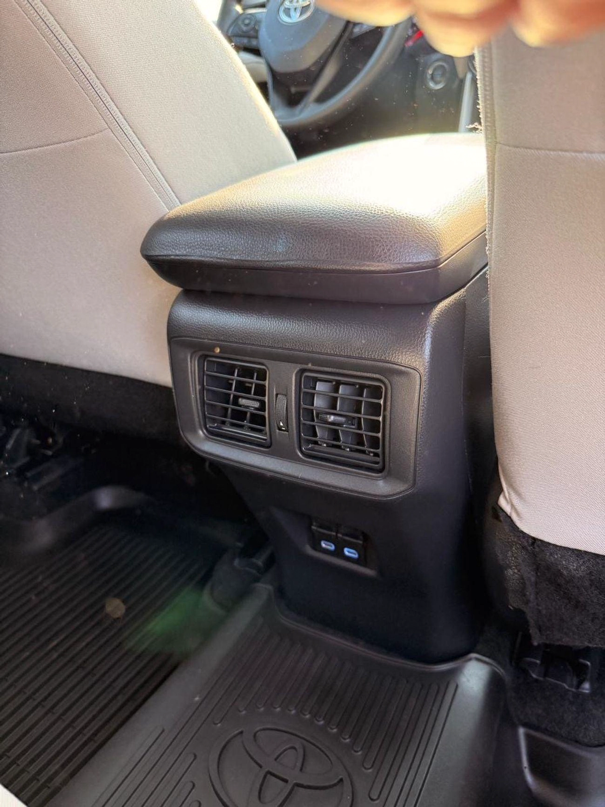 Toyota RAV4 XLE Full Option 2022 with sunroof, push start-16-0