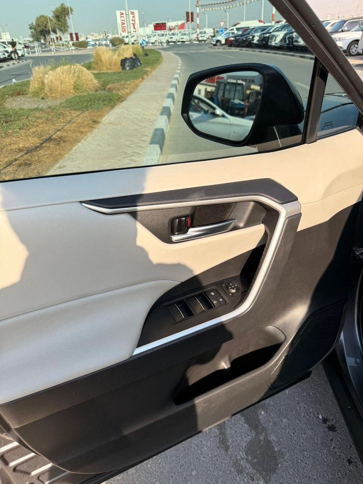 Toyota RAV4 XLE Full Option 2022 with sunroof, push start-17-0