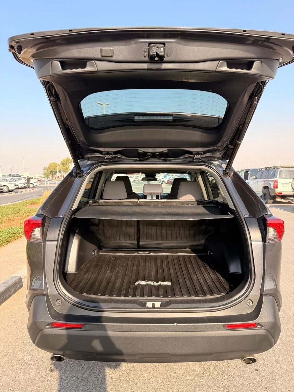 Toyota RAV4 XLE Full Option 2022 with sunroof, push start-22-0