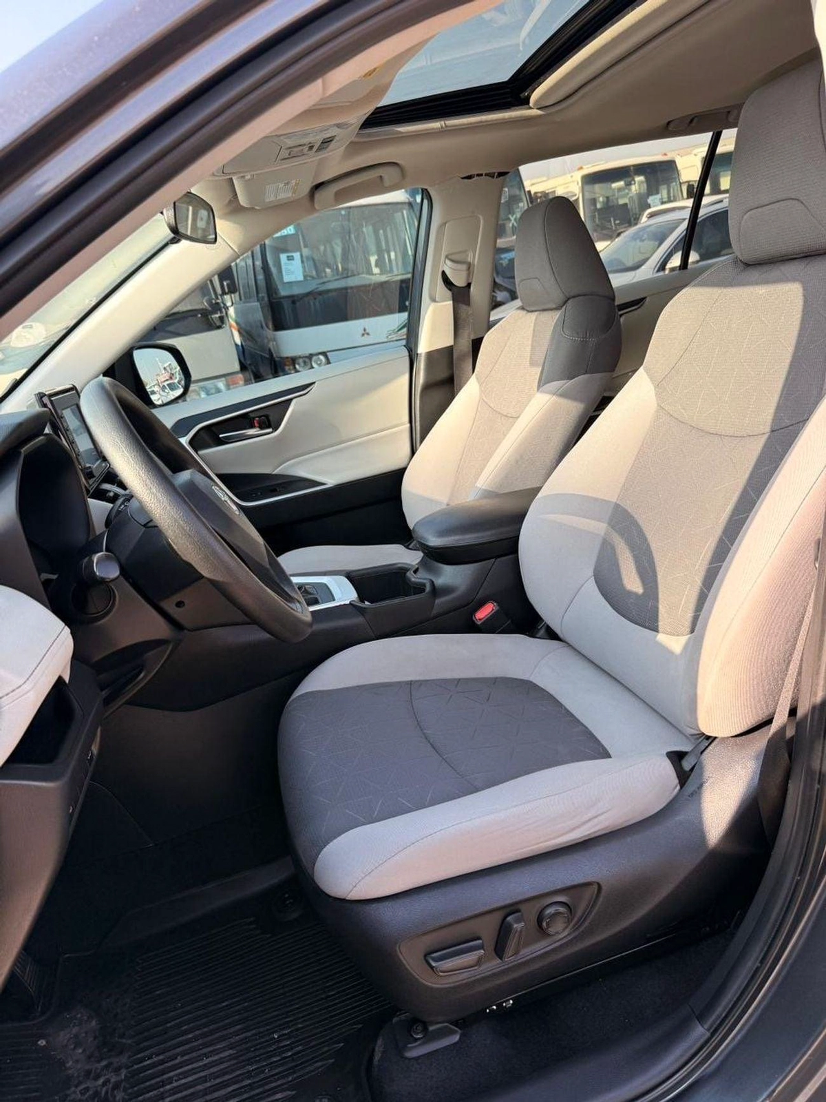 Toyota RAV4 XLE Full Option 2022 with sunroof, push start-5-0