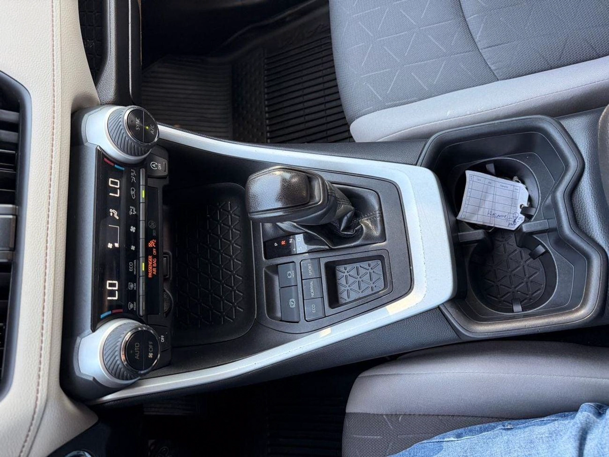 Toyota RAV4 XLE Full Option 2022 with sunroof, push start-7-0