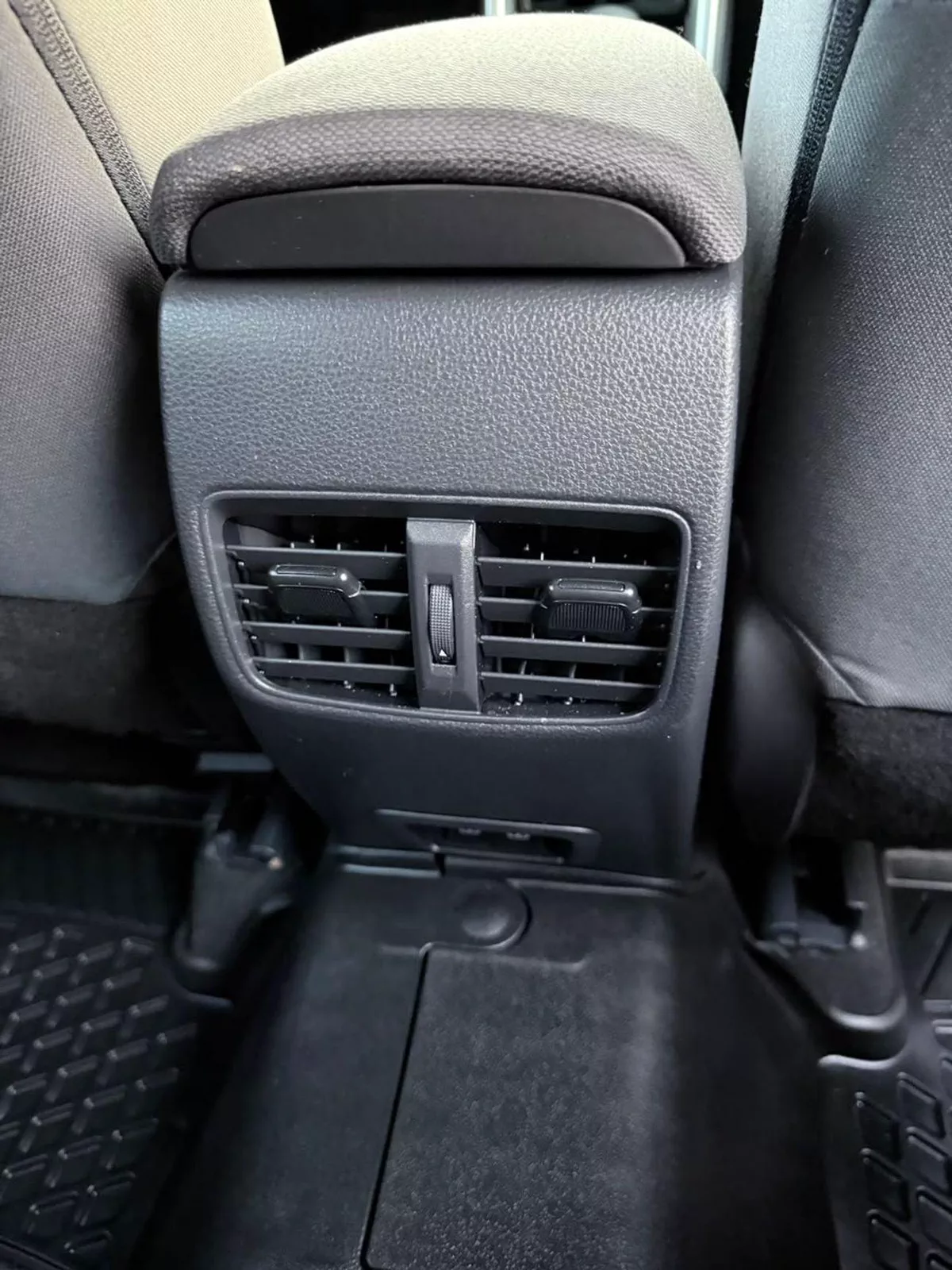Toyota Corolla Cross LE-12-0