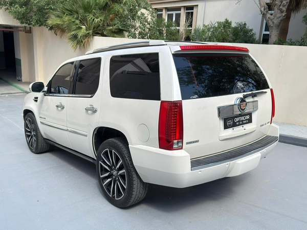 Gulf Specs 2011 CADILLAC ESCALADE PLATINUM 7-Seater, 6.2Litre V8