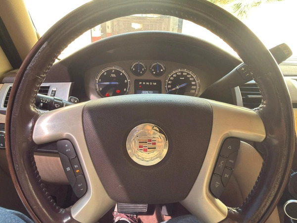 Gulf Specs 2011 CADILLAC ESCALADE PLATINUM 7-Seater, 6.2Litre V8