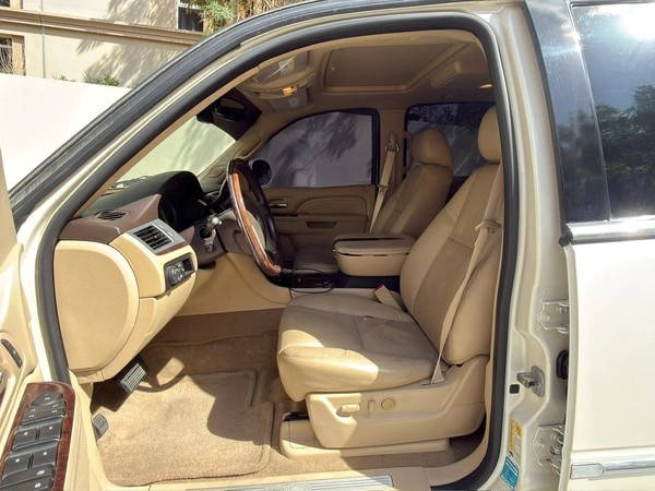 Gulf Specs 2011 CADILLAC ESCALADE PLATINUM 7-Seater, 6.2Litre V8