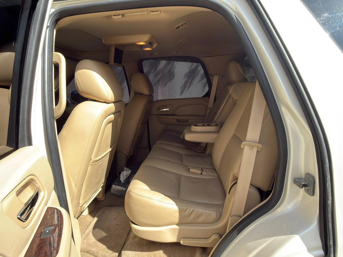Gulf Specs 2011 CADILLAC ESCALADE PLATINUM 7-Seater, 6.2Litre V8-10-10