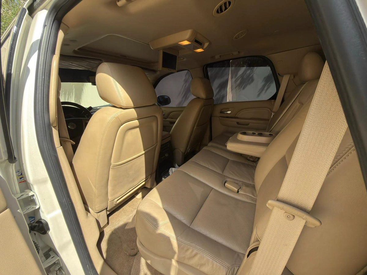 Gulf Specs 2011 CADILLAC ESCALADE PLATINUM 7-Seater, 6.2Litre V8-7-7