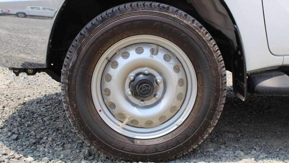 Toyota Hilux GL HILUX 2.7L MANUAL-18-0