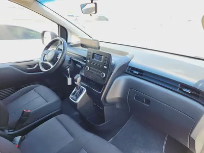 Hyundai Staria 3 Seater V6 3.5 AUTOMATIC 2023 GCC Specs With Full Service History-11
