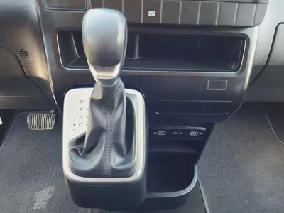 Hyundai Staria 3 Seater V6 3.5 AUTOMATIC 2023 GCC Specs With Full Service History-14