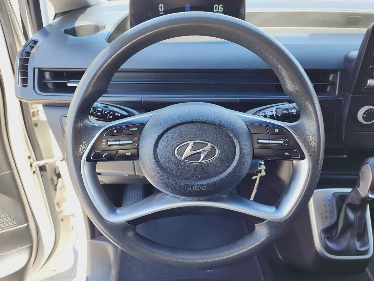 Hyundai Staria 3 Seater V6 3.5 AUTOMATIC 2023 GCC Specs With Full Service History-12-12