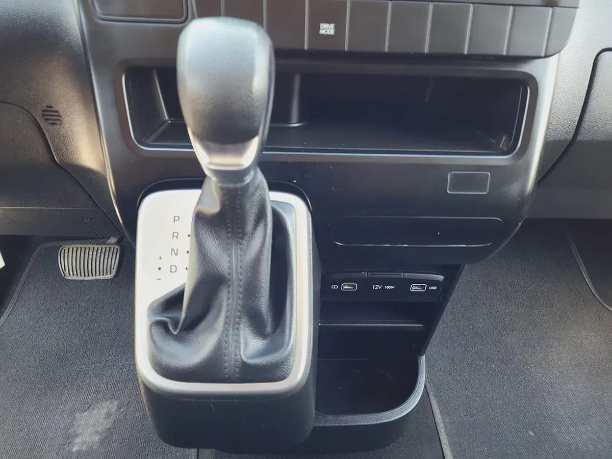 Hyundai Staria 3 Seater V6 3.5 AUTOMATIC 2023 GCC Specs With Full Service History-14-14