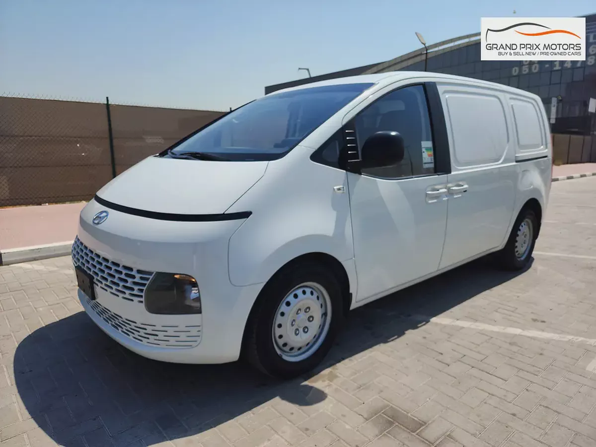 Hyundai Staria 3 Seater V6 3.5 AUTOMATIC 2023 GCC Specs With Full Service History
