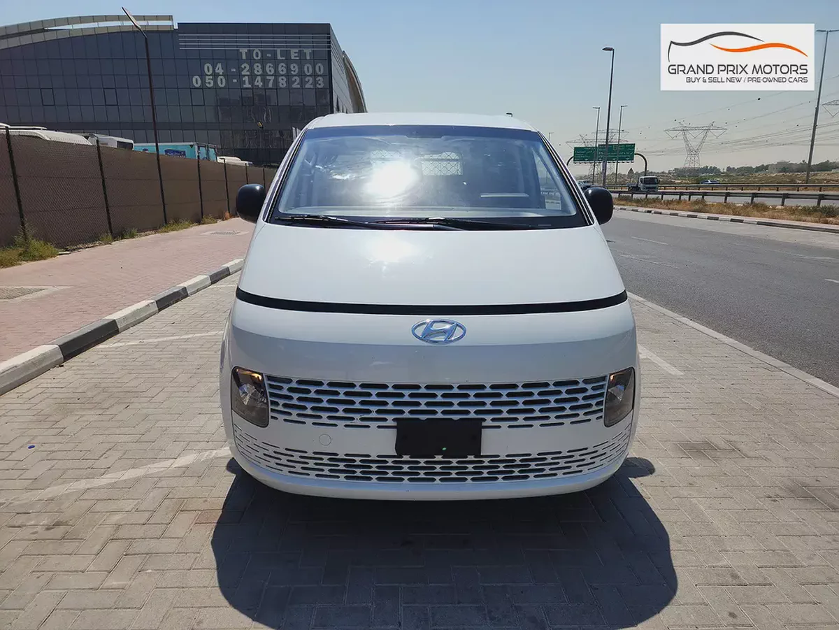 Hyundai Staria 3 Seater V6 3.5 AUTOMATIC 2023 GCC Specs With Full Service History-1-1