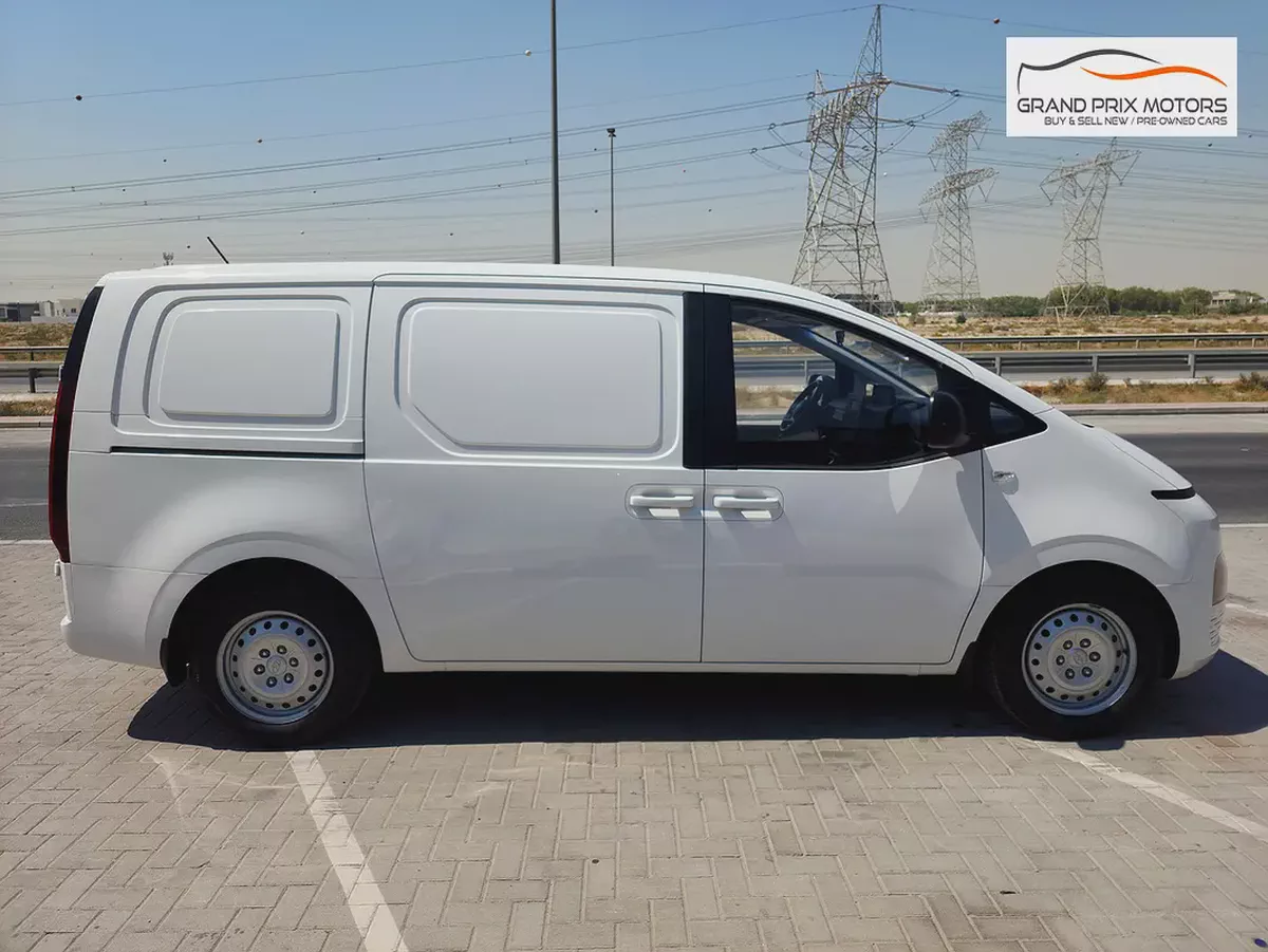 Hyundai Staria 3 Seater V6 3.5 AUTOMATIC 2023 GCC Specs With Full Service History-3-3