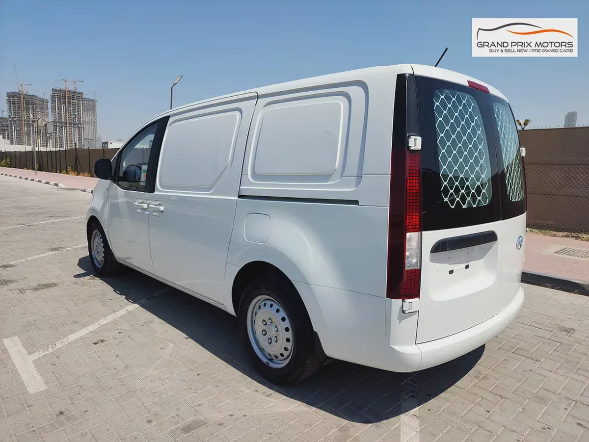 Hyundai Staria 3 Seater V6 3.5 AUTOMATIC 2023 GCC Specs With Full Service History-5-5