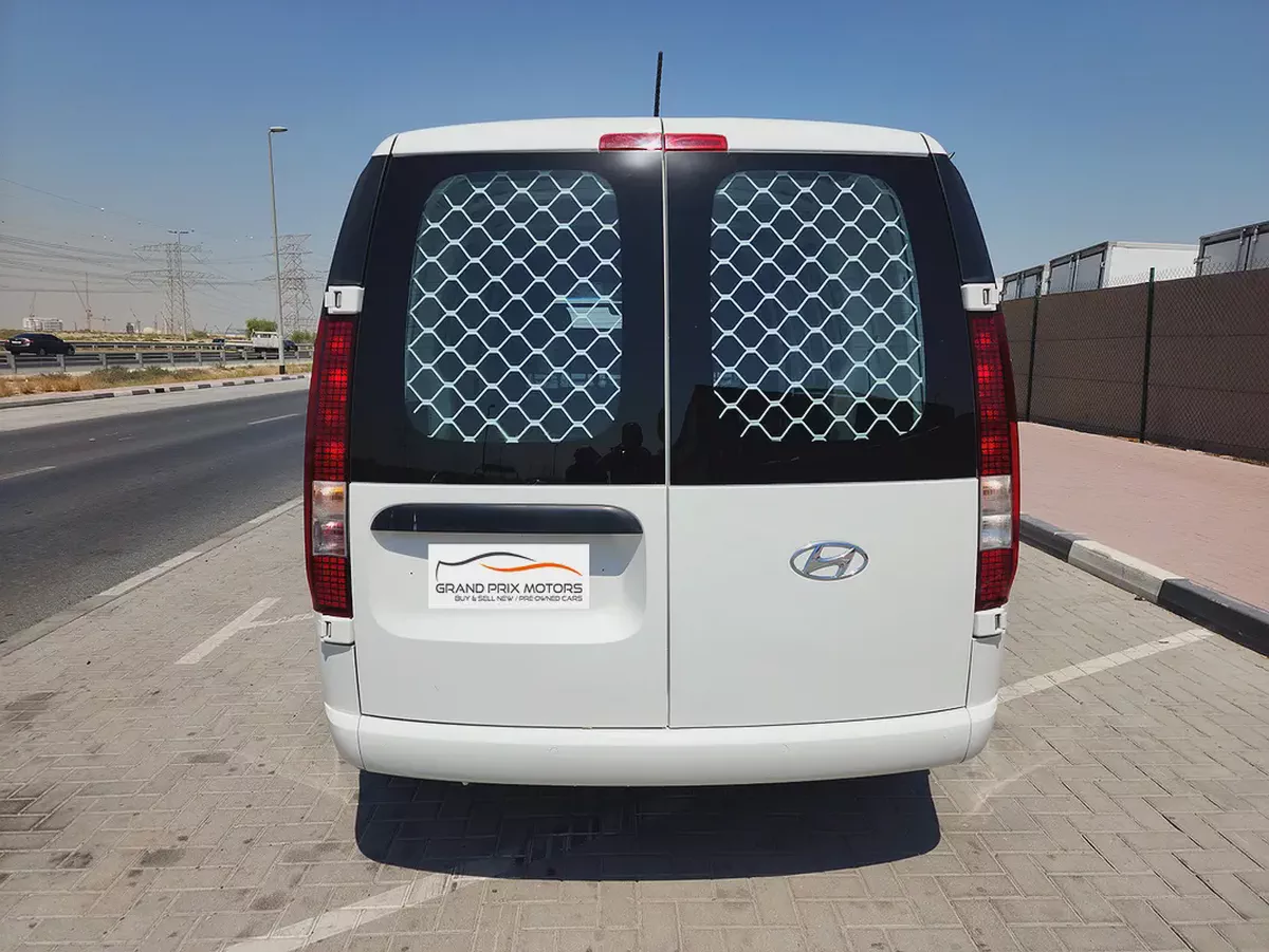 Hyundai Staria 3 Seater V6 3.5 AUTOMATIC 2023 GCC Specs With Full Service History-7-7