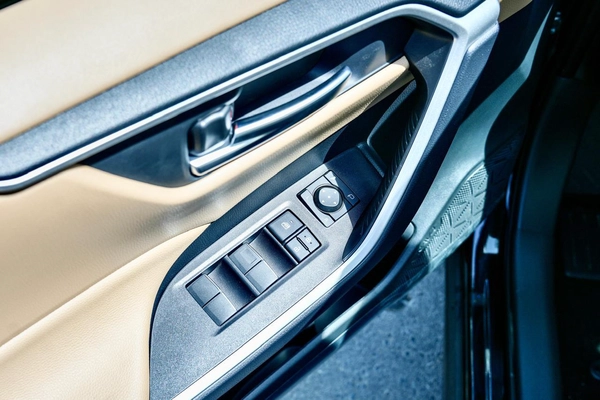 TOYOTA RAV4 XLE HYBRID