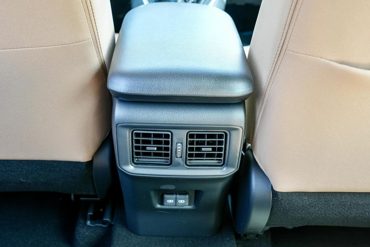 TOYOTA RAV4 XLE HYBRID-3-3