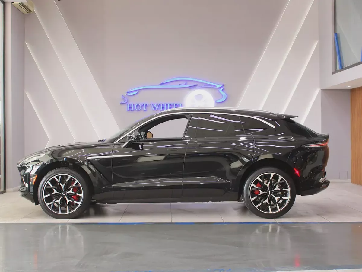 2022 - Aston Martin DBX 550 - Prestige Condition - No accidents for 499,000.00 AED-4-4