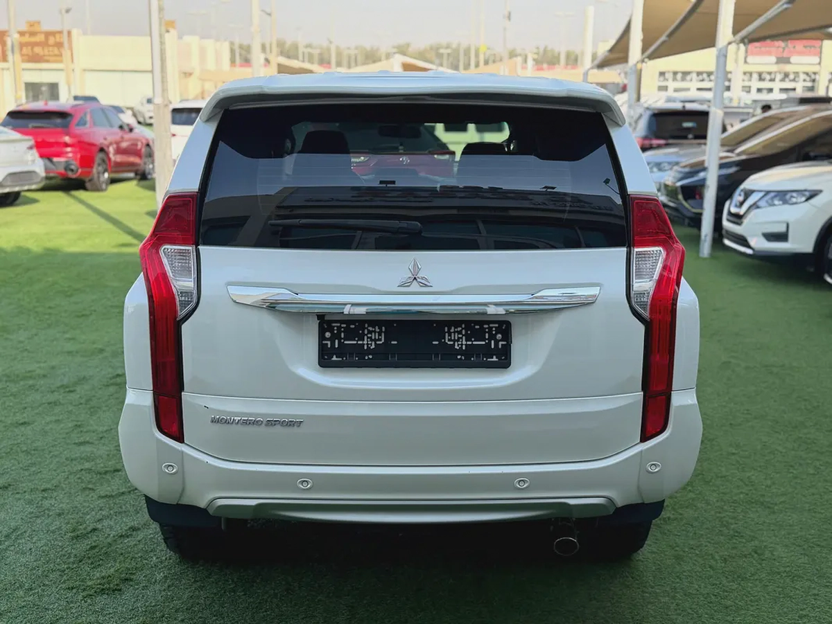 Mitsubishi Montero Sport -2019-GLS -4WD Medium Line - GCC -FREE ACCIDENT—ORIGINAL PAINT