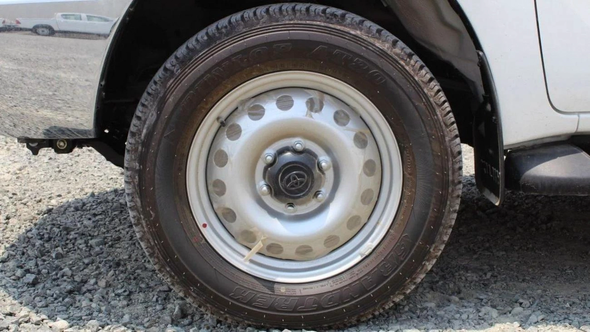 Toyota Hilux  2.7L MT BASIC GCC-4-4