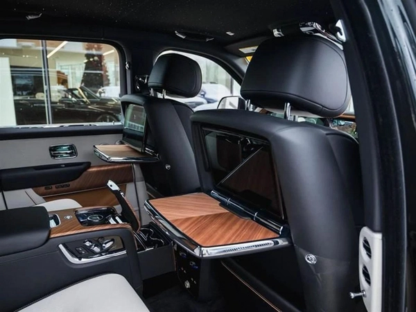 Rolls Royce Cullinan Series II with Captain Seats