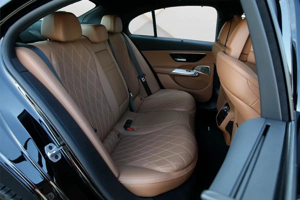 MERCEDES BENZ E 300 - 2024 - GCC - GARGASH WARRANTY + SERVICE CONTRACT - ORIGINAL PAINT