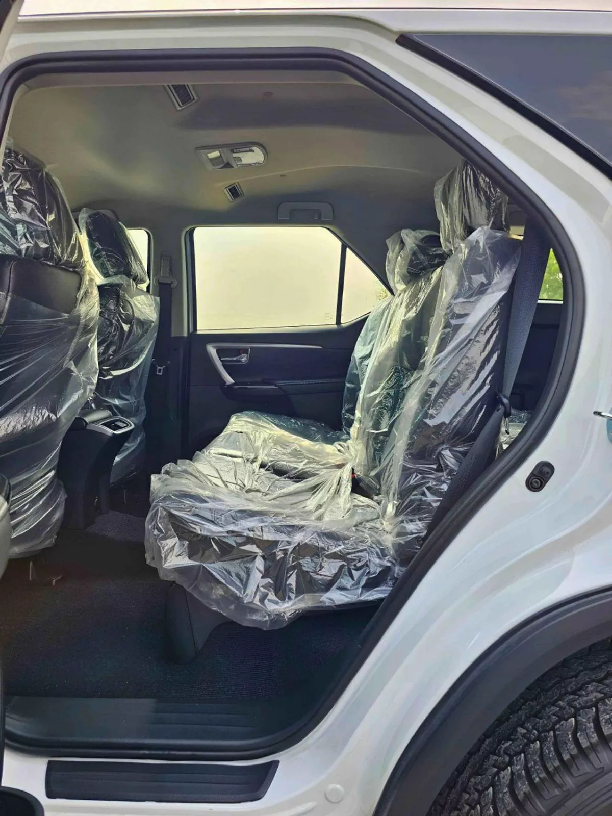 Toyota Fortuner VXR SR5 ADVENTURE | 4.0L V6 PETROL | FRONT PWR SEATS | PUSH START | DIFF LOCK AUTO A/C (CODE # F6HA)-9-0