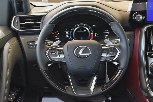 Lexus LX 600 Signature 2023 | GCC Specs | Full Option l AlFuttaim Warranty