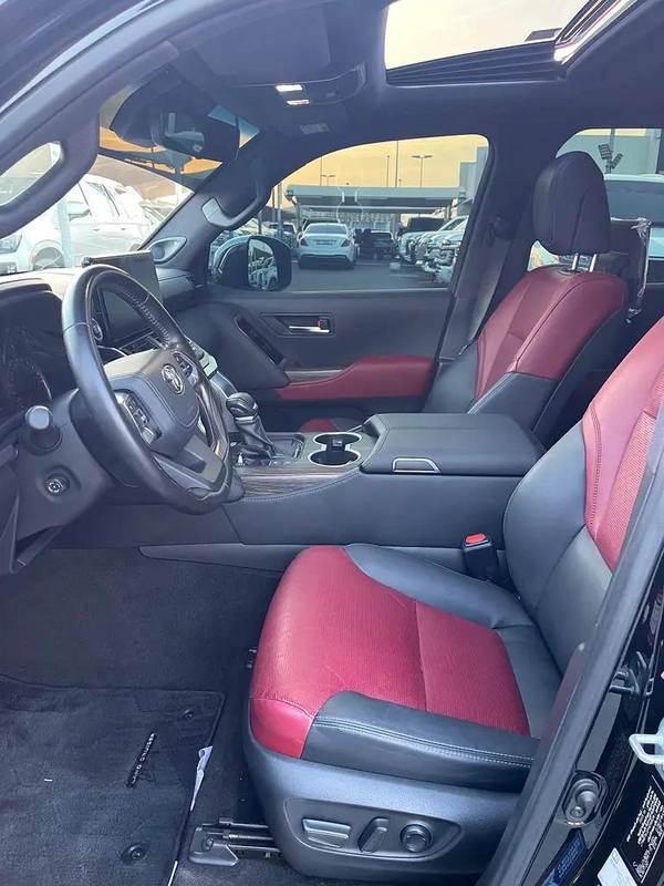 تويوتا لاند كلوزر VXR توين تيربو فل 2023 Toyota Land Cruiser VXR - GCC Specs - Pristine Condition