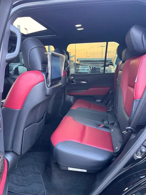 تويوتا لاند كلوزر VXR توين تيربو فل 2023 Toyota Land Cruiser VXR - GCC Specs - Pristine Condition