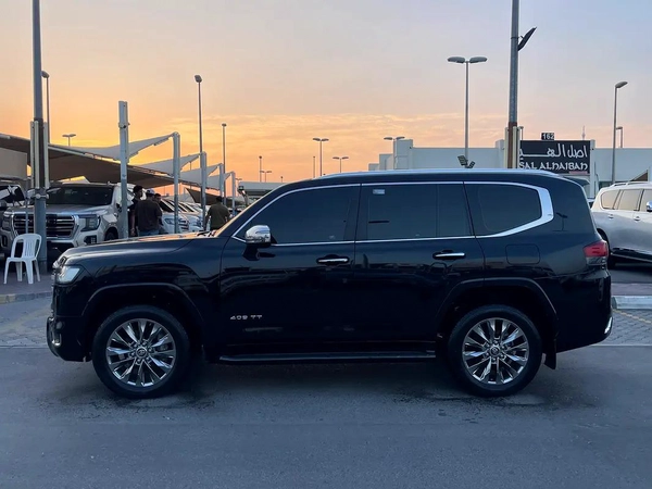 تويوتا لاند كلوزر VXR توين تيربو فل 2023 Toyota Land Cruiser VXR - GCC Specs - Pristine Condition
