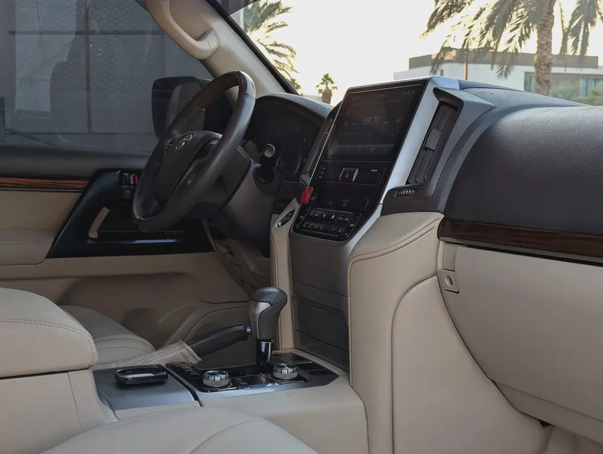TOYOTA LAND CRUISER 2018 DIESEL V8 D-4D GCC IN EXCELLENT CONDITION
