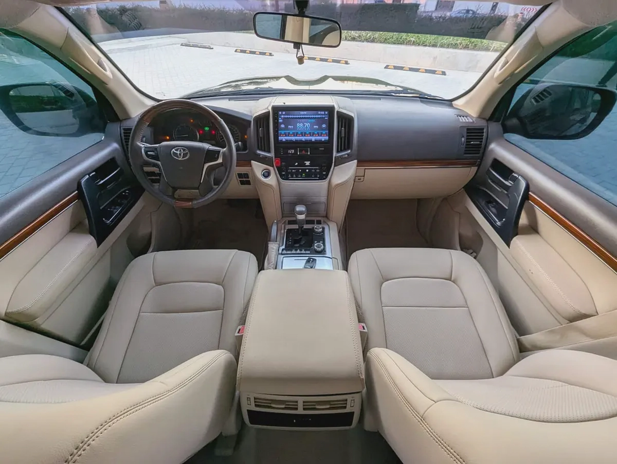 TOYOTA LAND CRUISER 2018 DIESEL V8 D-4D GCC IN EXCELLENT CONDITION