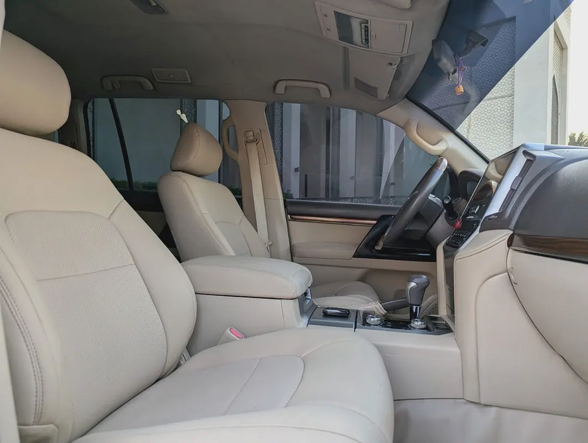TOYOTA LAND CRUISER 2018 DIESEL V8 D-4D GCC IN EXCELLENT CONDITION