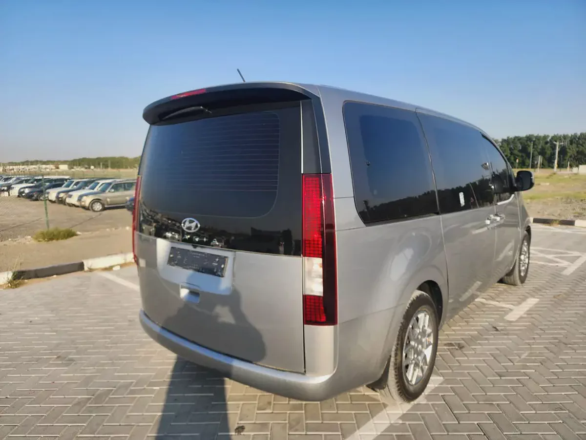 HYUNDAI STARIA-5-5