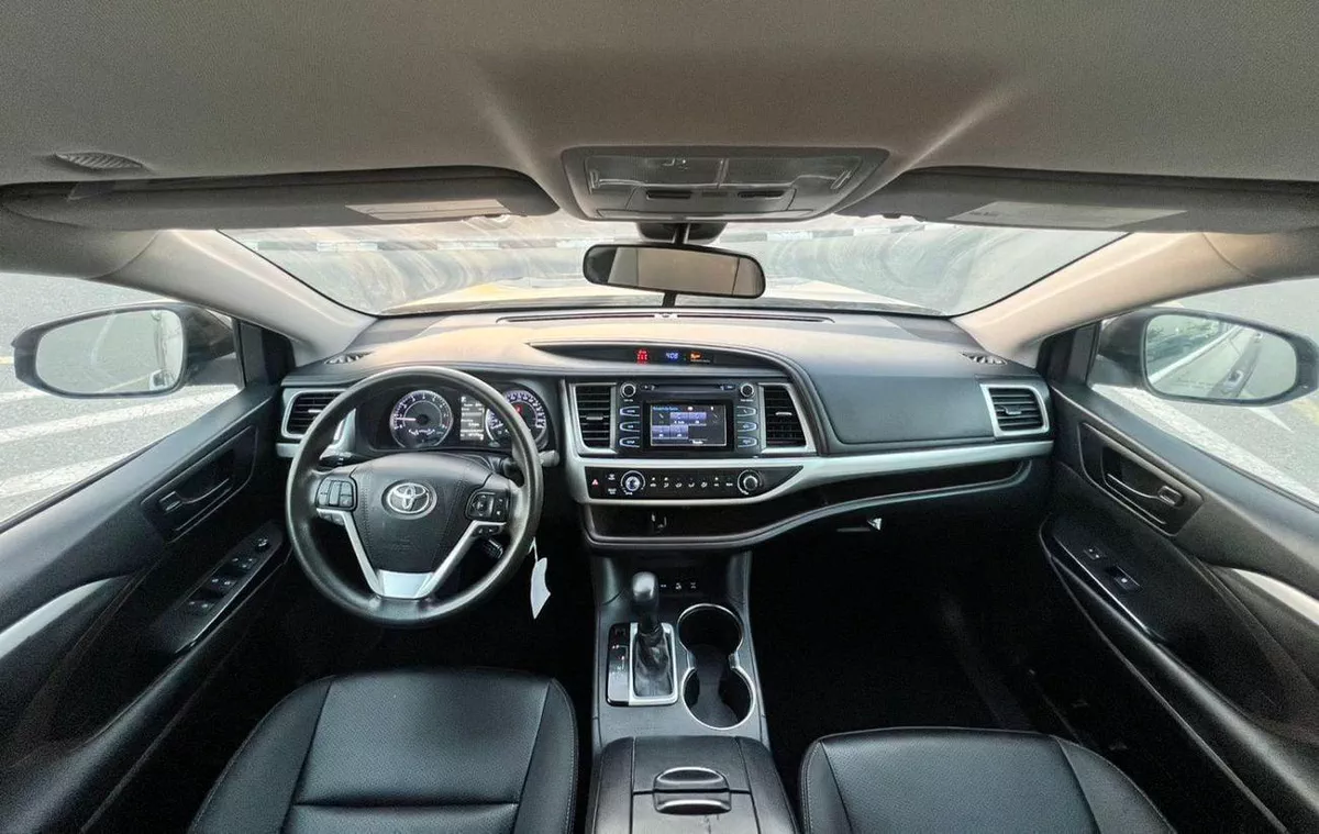 Toyota Highlander LE 2019 Toyota Highlander 3.5L V6 - AWD 4x4 - Rear Camera - Leather seat 7 --9-0