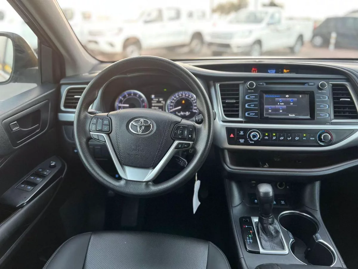 Toyota Highlander LE 2019 Toyota Highlander 3.5L V6 - AWD 4x4 - Rear Camera - Leather seat 7 --10-0