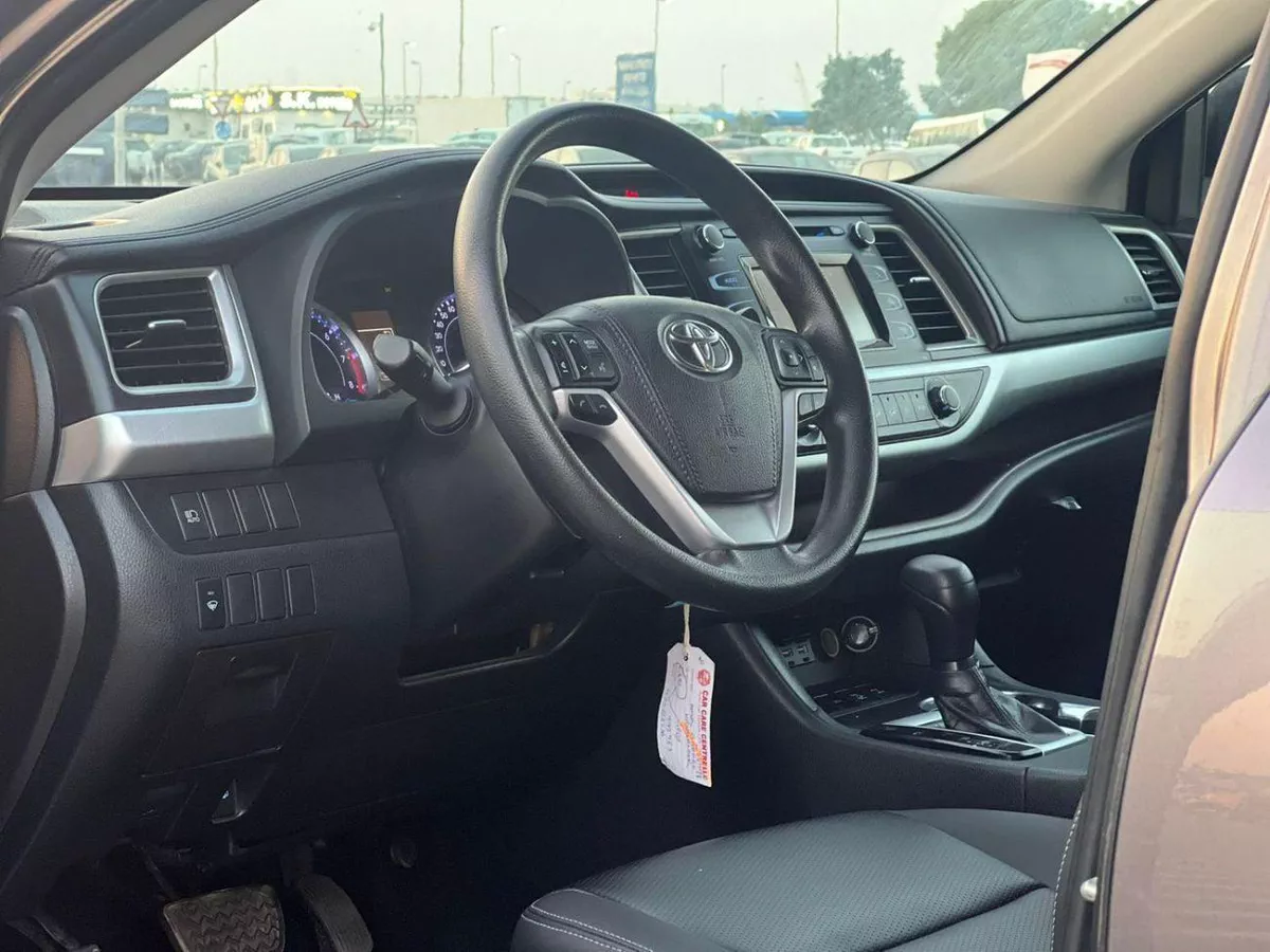Toyota Highlander LE 2019 Toyota Highlander 3.5L V6 - AWD 4x4 - Rear Camera - Leather seat 7 --12-0