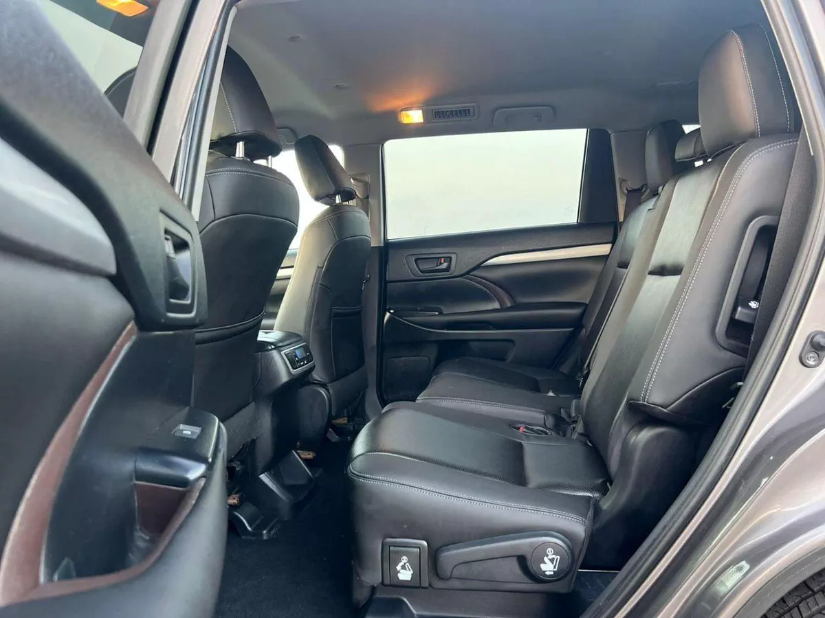 Toyota Highlander LE 2019 Toyota Highlander 3.5L V6 - AWD 4x4 - Rear Camera - Leather seat 7 --17-0